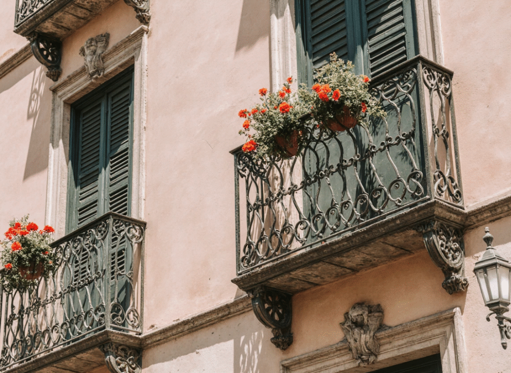 Iconic balcony of Callejón del Beso, romantic spot for couples in Guanajuato